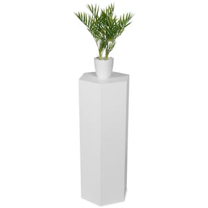 Op de afbeelding: Een witte, geometrische plantenstandaard met een kleine potplant. De plant heeft groene, veervormige bladeren. De standaard is een solide, modern ontwerp, ideaal voor het tentoonstellen van planten of decoratieve items. Ongeveer 100 cm hoog.