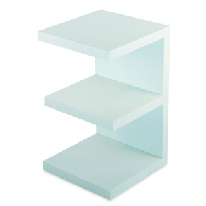 Puede incluir: Una estanter&iacute;a de tres niveles de color azul claro con un dise&ntilde;o abierto &uacute;nico. Las estanter&iacute;as est&aacute;n hechas de madera y tienen un acabado liso y limpio.