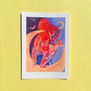 Kontrastreicher Kunstdruck - ‚Starry Walk‘ Fantasievolle Illustration mit einem Tiger, Fohlen, Mond und Sternen