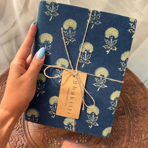 Grande quaderno con stampa a blocchi fatto a mano / Fiori blu / diario fatto a mano in carta riciclata