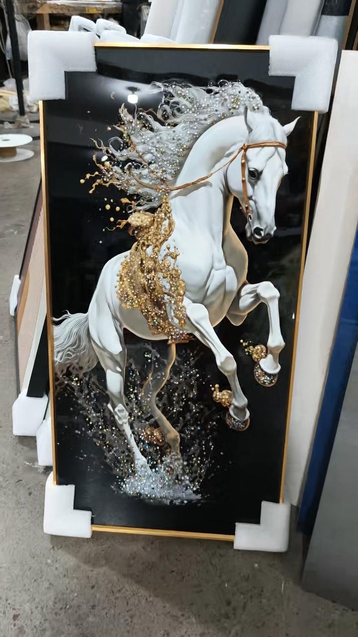 すぐに掛けられる強化ガラス製ウォールアート。白い馬の絵。クリスタル