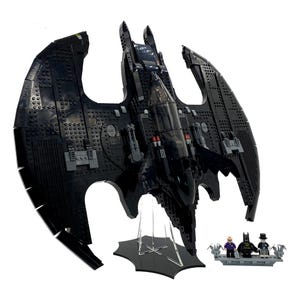 Acryl displaystandaard. Past op LEGO 76161 Batwing 1989 (set niet inbegrepen)