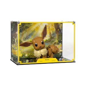 Puede incluir: Una figura de Lego Eevee en una vitrina transparente con un marco amarillo. El fondo presenta una escena de bosque con luz solar. La vitrina tiene el texto "Eevee" y "587 Piezas".