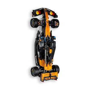 Väggmonterat displayställ i akryl passar LEGO 42228, McLaren MCL39 F1-bil - Set ingår ej