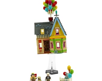 Akrylowy stojak ekspozycyjny pasuje do zestawu LEGO 43217 „Domek na górze” – zestaw nie jest dołączony
