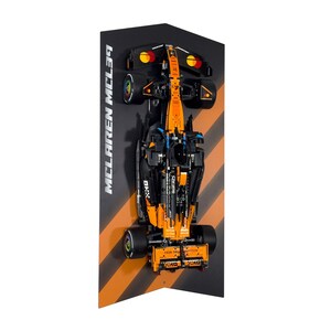 Väggmonterat displayställ i akryl med bakgrund passar LEGO Technic F1-bil - Set ingår ej