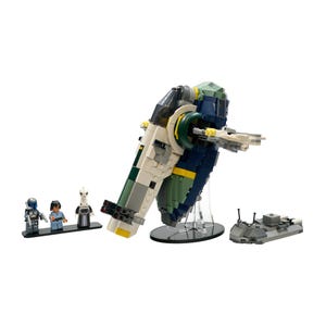 Puede incluir: Un modelo Lego Star Wars Slave I, con un diseño detallado de nave espacial en blanco, verde y azul marino. Incluye figuras en miniatura y un pequeño vehículo. El modelo se exhibe sobre un soporte transparente.