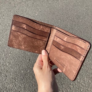 Cartera de cuero marrón Billetera bifold minimalista Regalo curtido vegetal para novio o novia Bolso delgado minimalista clásico de cuero