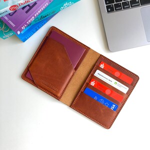 Brauner Leder-Passhalter • Veg Tan Leder-Pass-Geldbörse • Personalisierte Passport-Brieftasche • Anpassbare Passport-Abdeckung • Einzigartiges Geschenk