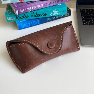 Estuche de cuero personalizado para gafas de sol: cuero italiano curtido vegetal hecho a mano