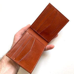 Cartera pequeña bifold de cuero Slim Bifold Vegetal Regalo curtido para novio o novia Cartera personalizada para hombre Regalo de aniversario