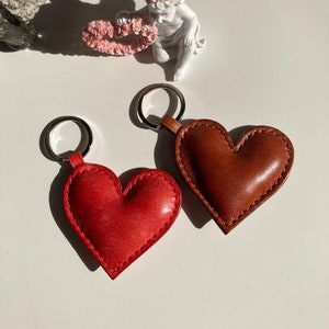 Handgefertigtes Italienisches Leder Herz Schlüsselanhänger, Echtleder Schlüsselanhänger, Herz Schlüsselanhänger, Romantische Leder Schlüsselanhänger, Geschenk für Sie und Ihn, Made in DE