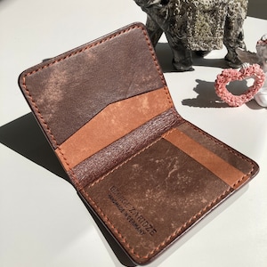 Cartera pequeña bifold de cuero Slim Bifold Vegetal Regalo curtido para novio o novia Cartera personalizada para hombre Regalo de aniversario
