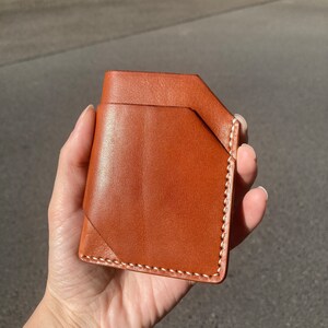 Cartera pequeña bifold de cuero Slim Bifold Vegetal Regalo curtido para novio o novia Cartera personalizada para hombre Regalo de aniversario