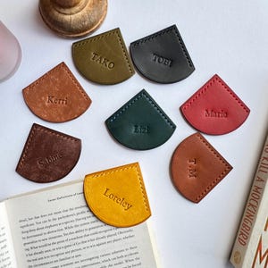 Personalisierte Leder Ecke Lesezeichen | Marke Seite | Seitenmarkierer | Buchliebhaber Geschenk | Weihnachtsstrumpffüller | Lesezeichen mit Namen