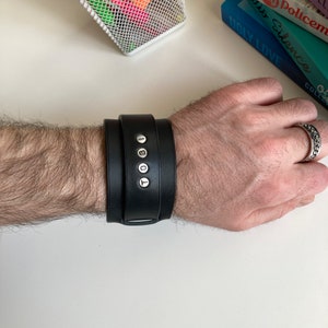 pulsera de cuero personalizada • pulsera de cuero • pulsera de cuero para hombre • pulsera de correa de cuero • brazalete de cuero negro • grabado