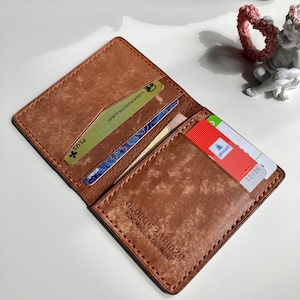 Portatar tarjeta Billetera pequeña Slim Bifold Vegetal Regalo curtido para novio o novia Billetera personalizada para hombre Bolso de regalo de aniversario