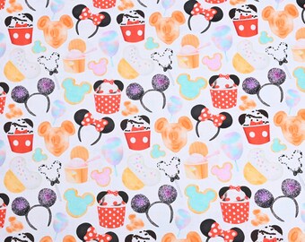 Puede incluir: Un patrón repetido sobre un fondo blanco presenta imágenes de dibujos animados. El diseño incluye orejas de Mickey Mouse, cupcakes, galletas, helados y algodón de azúcar. Los colores son rojo, negro, naranja, rosa y azul.