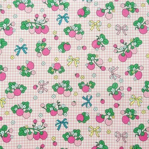 Peut inclure: Motif r&eacute;p&eacute;t&eacute; de fraises roses avec des feuilles vertes et des fleurs blanches sur un fond vichy rose et blanc. Le motif comprend &eacute;galement des n&oelig;uds bleus, jaunes et roses. Ce tissu convient &agrave; divers projets d'artisanat.