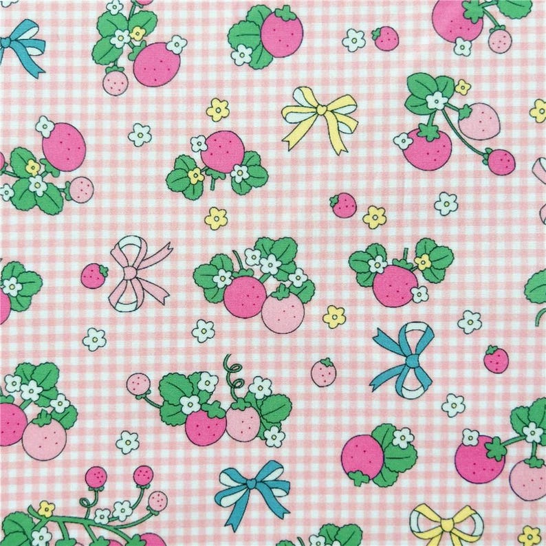 Peut inclure: Motif r&eacute;p&eacute;t&eacute; de fraises roses, feuilles vertes et fleurs blanches sur un fond vichy rose et blanc. Le motif comprend &eacute;galement des n&oelig;uds bleus, jaunes et roses. Id&eacute;al pour les projets de couture.