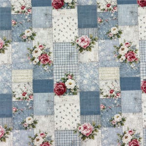 Op de afbeelding: Een stof met een patchworkontwerp van afwisselende blauwe en witte vierkanten. Het patroon bevat blauwe vichy-ruitjes, lichtblauwe bloemenprints en trossen witte en roze rozen die in een herhalend raster over het oppervlak zijn verspreid.