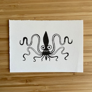 Verrückte und niedliche Tierdesigns, inspiriert von griechischen und amerikanischen Inka- und Maya-Kunst, mythologischen und natürlichen Wesen in Rot