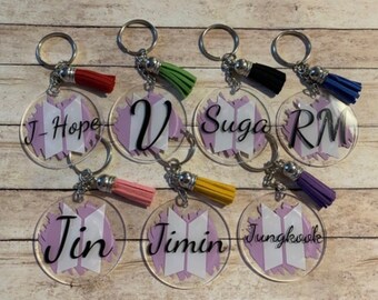 Llaveros acrílicos BTS Bias con borla de color micrófono