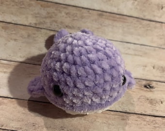 Ballena morada de crochet inspirada en BTS