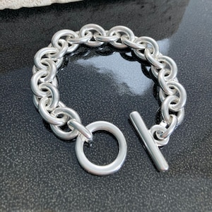 Pulseira de corrente grossa e prateada, pulseira marcante e ousada, pulseira elegante, presente para ela.