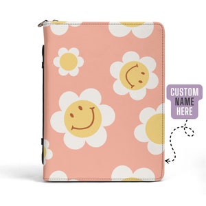 Copertina Bibbia personalizzata con fiori sorridenti, copertina Bibbia personalizzata, regalo cristiano con fiori retrò, custodia per Bibbia in pelle vegana, copertina Bibbia carina rosa
