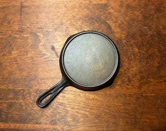 Unmarked Vollrath(?) 3 Cast Iron Skillet (Great Condition) - Restored and Seasoned
