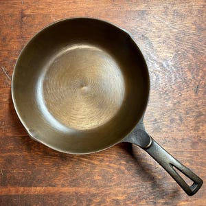 Unmarked Wagner Cast Iron Chef Skillet (Excellent Condition) - Restored and Seasoned