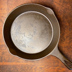 Unmarked &quot;Fat Handle&quot; Wagner 8 Cast Iron Skillet (Excellent Condition) - Restored and Seasoned