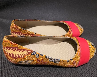 Flowery pattern pumps