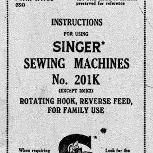 以下が含まれることがあります： シンガーミシンモデル201Kの白黒の取扱説明書。マニュアルには、「INSTRUCTIONS FOR USING SINGER SEWING MACHINES No. 201K (EXCEPT 201K2) ROTATING HOOK, REVERSE FEED, FOR FAMILY USE」というテキストと、ミシンで縫製している人の大きなスタイリッシュな「S」が記載されています。
