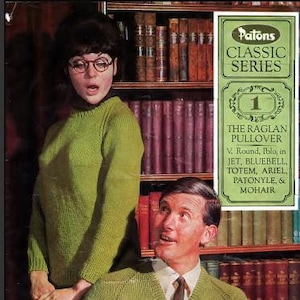 Puede incluir: Un folleto de patrones de tejido de punto vintage con un suéter verde de cuello en V. El patrón se titula "The Raglan Pullover" y forma parte de la "Patons Classic Series".