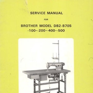 Può includere: Un manuale di servizio in bianco e nero per i modelli di macchina da cucire Brother DB2-B705 -100, -200, -400 e -500. La copertina del manuale presenta una foto della macchina da cucire su un tavolo.