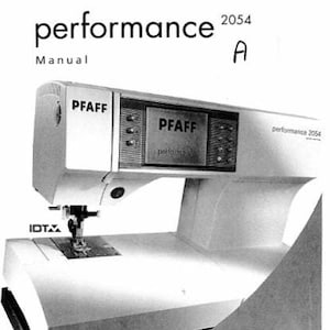 Può includere: Una macchina da cucire Pfaff bianca con il nome del modello "performance 2054" stampato sul lato. La macchina ha un display digitale e un infila ago. Il testo "The real passion for sewing!" è stampato sotto la macchina.