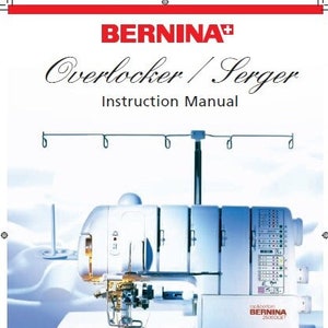Può includere: Una macchina da cucire overlock/rimagliatrice Bernina 2500DCET bianca con un logo Bernina rosso. La macchina è su una superficie bianca con uno sfondo blu e bianco.
