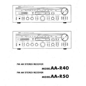 Op de afbeelding: Zwart-witte lijntekening van twee stereoreceivers, de AKAI AA-R40 en de AKAI AA-R50. De receivers hebben een reeks knoppen en knoppen, waaronder een volumeknop, een balansknop en een afstemknop.