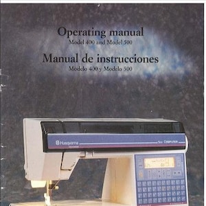 以下が含まれることがあります： 青と黒のトップを持つ白いミシン。マシンにはデジタルディスプレイとさまざまなボタンがあります。マシンには「Husqvarna 500 COMPUTER」というテキストが表示されています。マシンは赤い布の表面の上に置かれています。