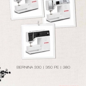 Può includere: Tre macchine da cucire bianche con accenti neri e marchio BERNINA rosso. Le macchine sono esposte su uno sfondo bianco con una texture beige chiaro. Il testo "BERNINA 330 | 350 PE | 380" è visualizzato sotto le macchine.