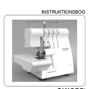 Puede incluir: Una máquina de coser overlock Singer blanca con alimentación diferencial. La máquina tiene un cuerpo blanco con un logotipo Singer negro y una etiqueta de alimentación diferencial negra. La máquina tiene un pedal blanco y un cable de alimentación negro.