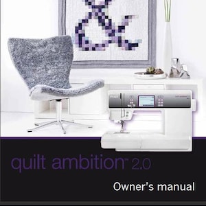 Puede incluir: Una máquina de coser blanca con una gran pantalla digital. La máquina está etiquetada como "PFAFF quilt ambition 2.0" y "Manual del propietario". La máquina está sobre una mesa blanca con una silla gris y un cuadro con una imagen de una ampersand púrpura y blanca.