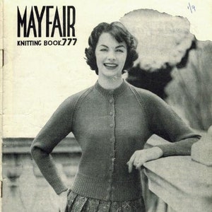 Könnte beinhalten: Ein Schwarzweißfoto einer Frau, die einen gestrickten Cardigan mit Knopfleiste und Rock trägt. Der Cardigan hat eine gerippte Struktur. Das Foto stammt aus einem Strickbuch mit dem Titel "Mayfair Knitting Book 777".