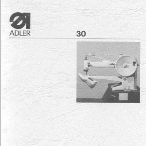 Puede incluir: Imagen en blanco y negro de una máquina de coser con el texto "30" y "ADLER" en la página. El texto "Bedienungsanleitung, Operating Instructions, Instructions de service, Instrucciones de empleo" también está en la página.