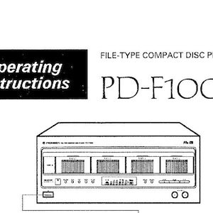 Può includere: Disegno in bianco e nero di un lettore di dischi compatti con un telecomando. Il lettore è etichettato "PD-F100" e il testo "FILE-TYPE COMPACT DISC PLAYER" è sopra l'etichetta. Il telecomando ha diversi pulsanti e il testo "CDFILE 100-DISC" è sopra il telecomando.