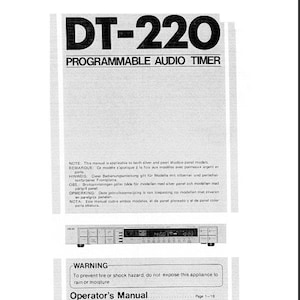 Op de afbeelding: Een zwart-witte handleiding voor een programmeerbare audiotimer DT-220. De handleiding bevat een waarschuwing om brand- of schokgevaar te voorkomen: stel dit apparaat niet bloot aan regen of vocht. De handleiding is beschikbaar in het Engels en Frans.