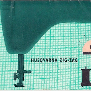Puede incluir: Un manual de operación para una máquina de coser Husqvarna Zig-Zag, modelo 19E. La portada es verde y blanca con un primer plano de la aguja de la máquina de coser y un cojín de alfileres.