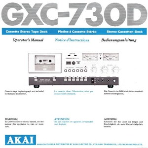 Op de afbeelding: Een zwarte cassettedeck met de modelnaam "GXC-730D" in wit gedrukt. De deck heeft een zilveren frontplaat met een cassettesleuf, VU-meters en knoppen. De tekst "Operator's Manual", "Notice d'Instructions" en "Bedienungsanleitung" is in blauw bovenop de deck gedrukt.